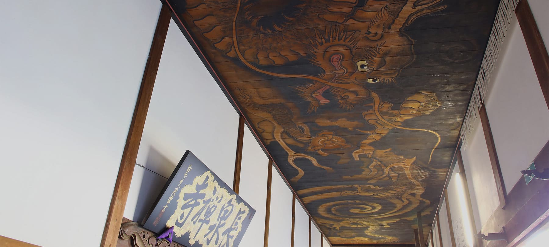 Dragon's large ceiling painting